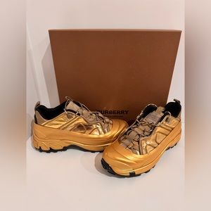 Burberry men new sneakers size 9